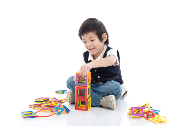 дитина грає з великою кількістю барвистих пластикових блоків набір
 - Фото, зображення