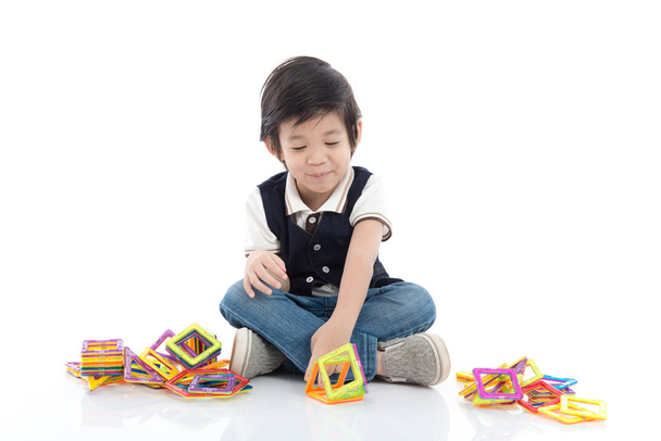 niño jugando con un montón de coloridos bloques de plástico kit
 - Foto, imagen