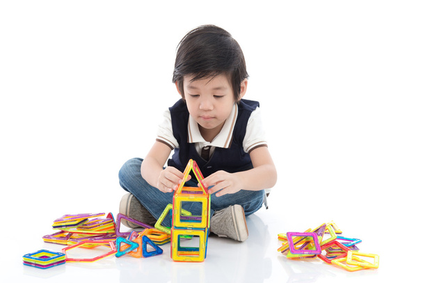 çok sayıda renkli plastik blok seti ile oynayan çocuk - Fotoğraf, Görsel