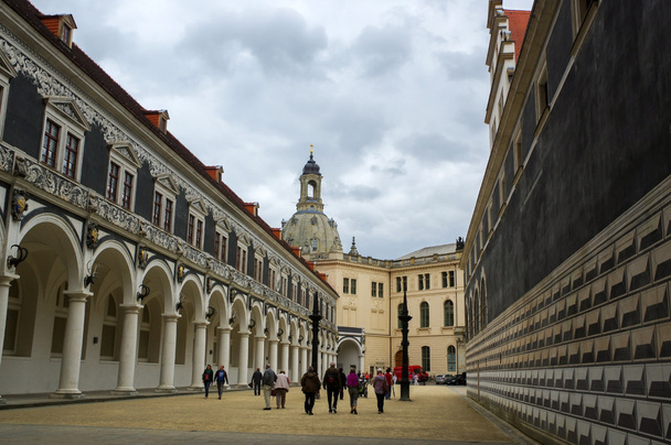 Dresden, Almanya - 13 Temmuz 2015: şehir merkezine tarihi boğa ile - Fotoğraf, Görsel