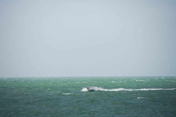 Een motorboot varen over het Engelse kanaal - Foto, afbeelding