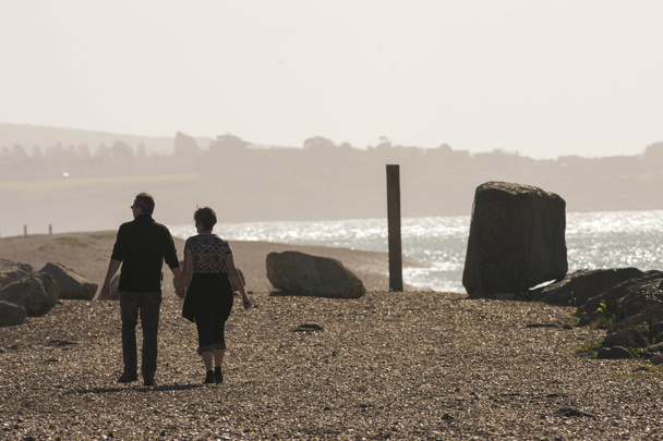 Paar spaziert an der Küste - Foto, Bild