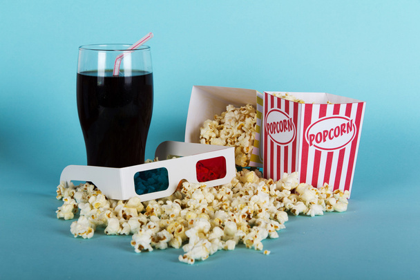 Wiadro popcornu na niebieskim tle - Zdjęcie, obraz