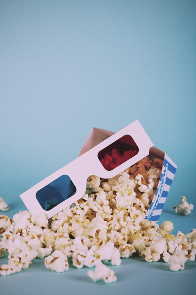 Secchio popcorn contro sfondo blu Vintage Retro Filter
. - Foto, immagini