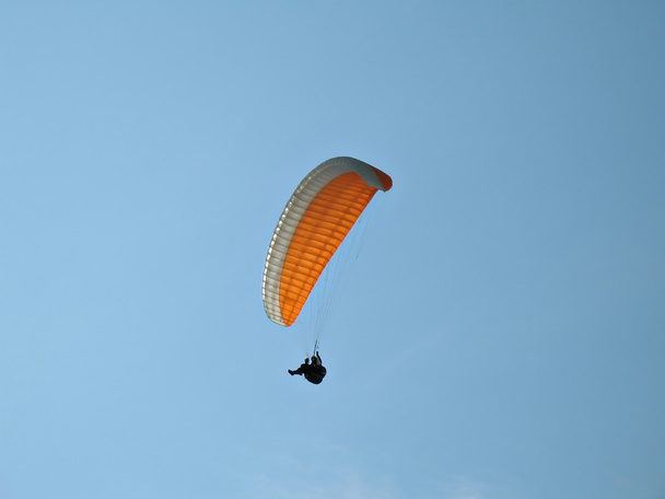Paraglide laranja
 - Foto, Imagem