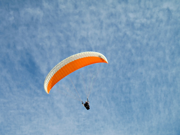 Помаранчевий політати на параплані
 - Фото, зображення