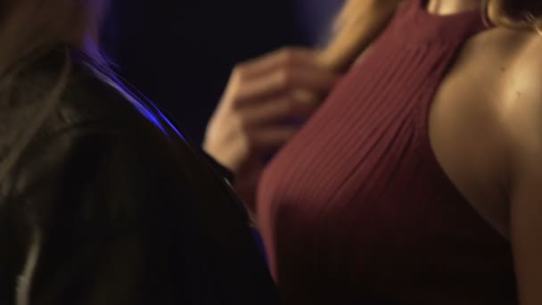 Csábító szőke hölgy lassan mozgó zenét táncparketten a nightclub Party - Felvétel, videó