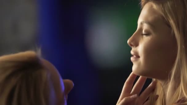 Passionnée femelle caressant petite amie doucement, couple lesbien dansant sur la musique
 - Séquence, vidéo