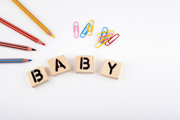 Metin: Beyaz ofis masasında ahşap letterson bebekten - Fotoğraf, Görsel