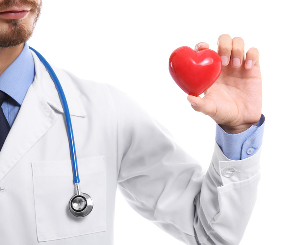 Mężczyzna lekarza gospodarstwie czerwone serce  - Zdjęcie, obraz