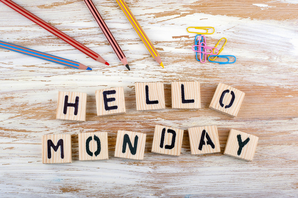 Tekst: Hello maandag van houten letterson op houten achtergrond - Foto, afbeelding