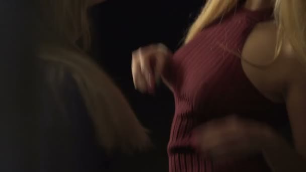 Paar verleidelijke dames dansen, flirterige meiden bewegen sexy lichamen naar muziek - Video