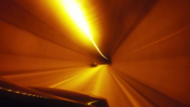 Autó gyorshajtás alagútban, motion blur effekt - Felvétel, videó