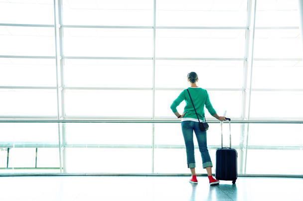 femme avec cas à l'aéroport
 - Photo, image