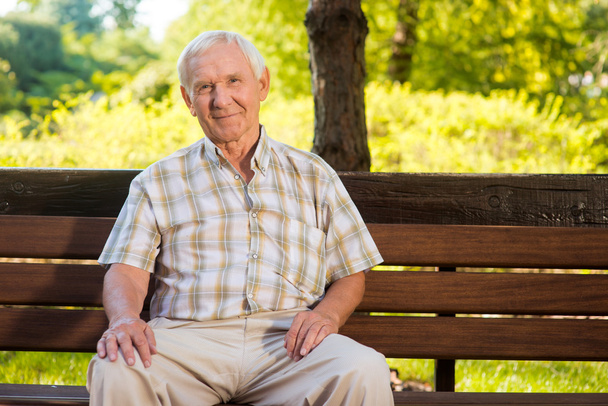 Παλιά ο άνθρωπος που κάθεται στον πάγκο. - Φωτογραφία, εικόνα