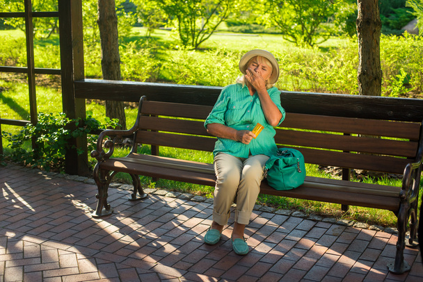 Mature woman eating pills. - Foto, Imagen