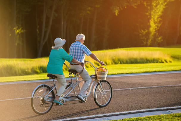 Senior paar op tandem fiets. - Foto, afbeelding