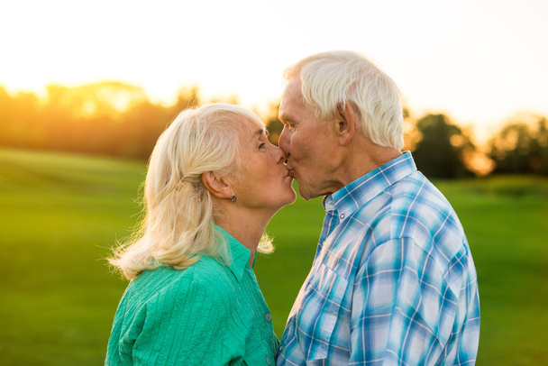 Elderly couple kissing. - Zdjęcie, obraz