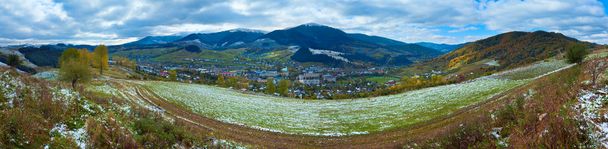 Première neige d'hiver dans la montagne et le village des Carpates
. - Photo, image