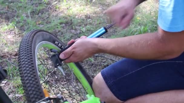 athlete bicycle tire pump pumps - Séquence, vidéo