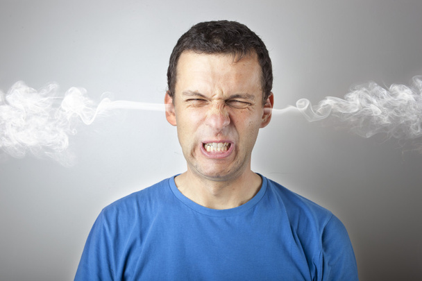 Stress und Wut, wütender aufgebrachter Mann mit Kopfdruck und Rauch aus seinem Kopf - Foto, Bild