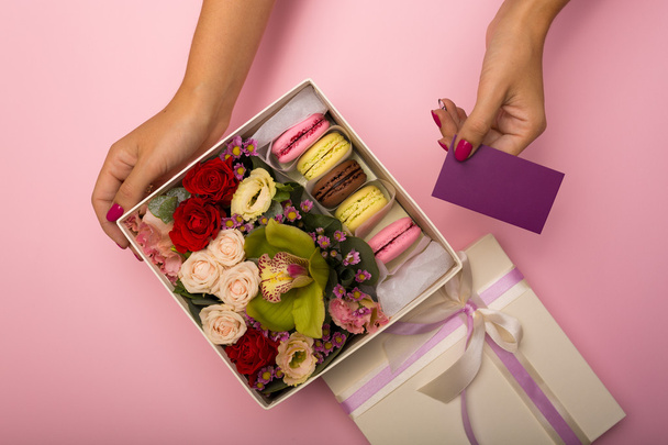 Flowers and macaroons in a hat-box - Foto, afbeelding