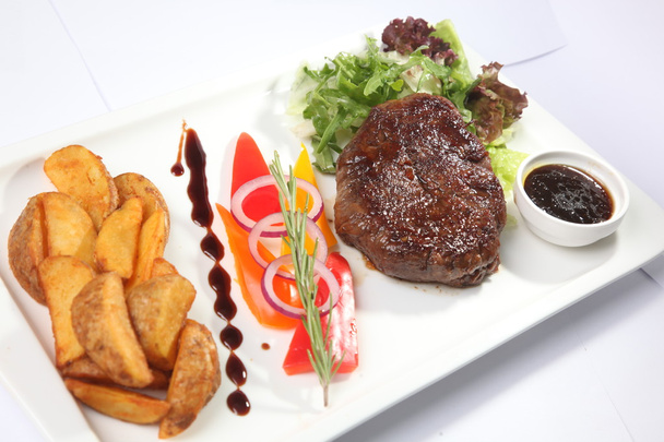 Grillezett steakek, hasábburgonyával, zöldségekkel - Fotó, kép