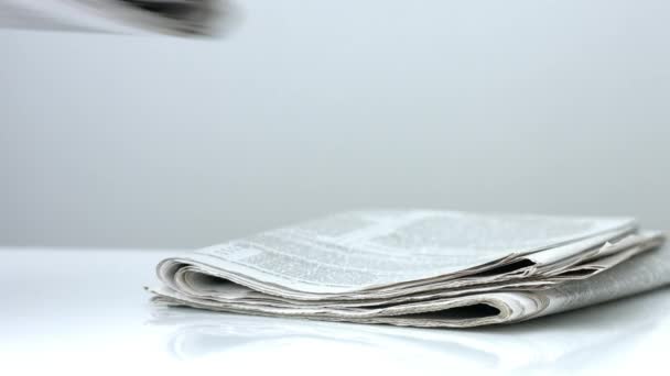 Στοίβα εφημερίδων σε λευκό φόντο - Πλάνα, βίντεο