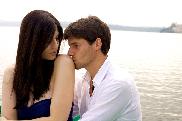 Красивый влюблённый мужчина целует плечо своей жены
 - Фото, изображение