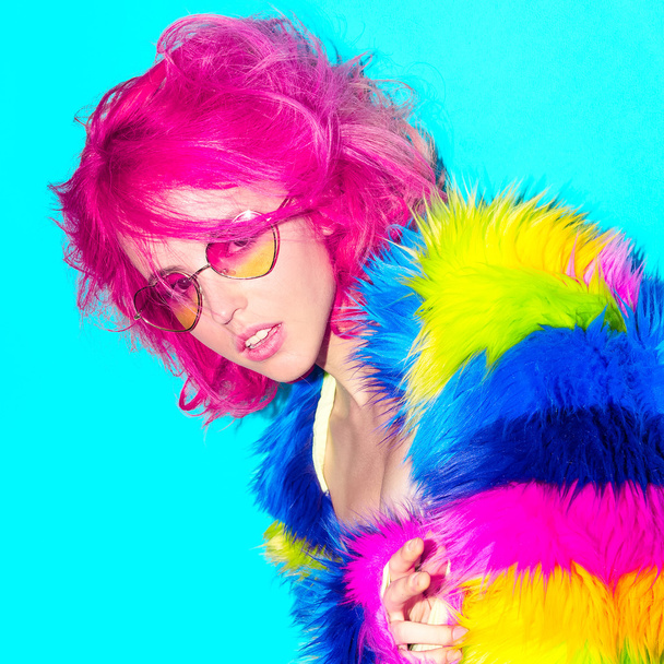 Glamorous lady with pink Fancy Hair and fur coat Sunglasses hear - Foto, afbeelding