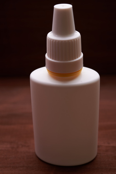 Valkoinen pullo nenätippoja
 - Valokuva, kuva