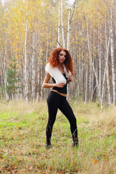 Pretty young woman with white fur poses in beautiful autumn - Foto, Bild