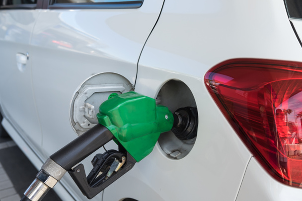 Διανεμητής άντλησης ντίζελ ή βενζίνης στο αυτοκίνητο στο βενζινάδικο - Φωτογραφία, εικόνα