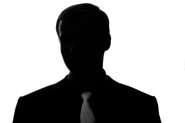 Portrét mladého muže v oblek, kravata v silueta - pohled zepředu - Fotografie, Obrázek
