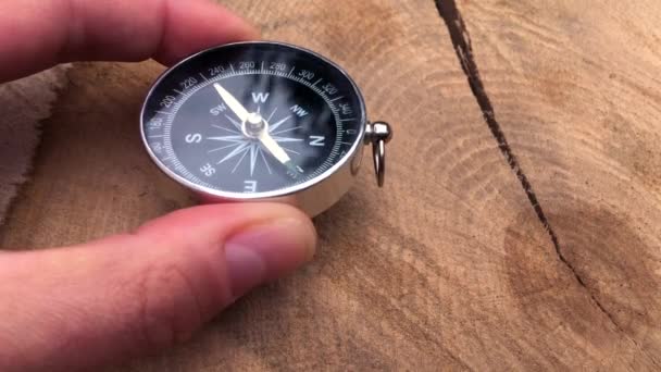 Okrągłe metalowe kompas w palce ludzki - Materiał filmowy, wideo