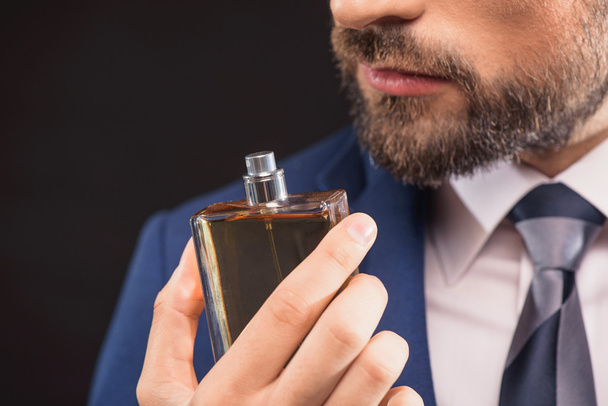 Hombre de negocios con éxito le gusta perfume aroma
 - Foto, imagen