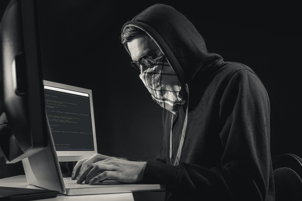 Man is hacken computersysteem - Foto, afbeelding