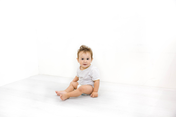 Adorabile bambino seduto sul pavimento, ravvicinato, Asiatico, occhi neri, acconciatura
 - Foto, immagini