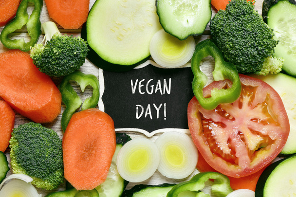 legumes e texto dia vegan
 - Foto, Imagem