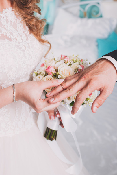 The couple exchange wedding rings - Foto, Bild
