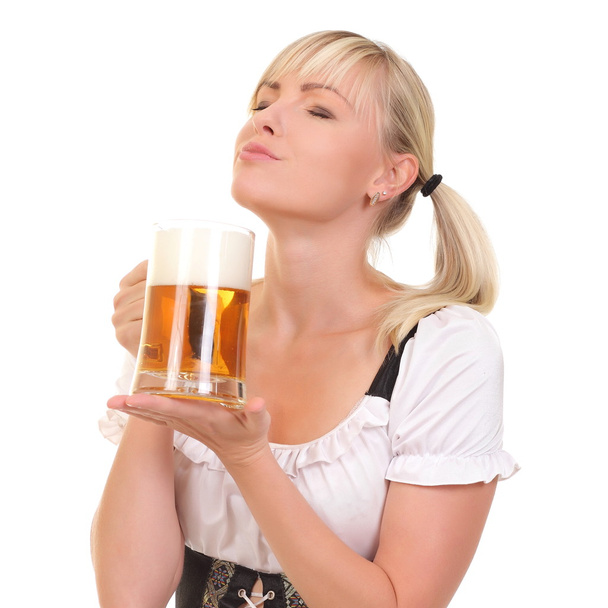 νέα γυναίκα που κρατά μια μπύρα - Φωτογραφία, εικόνα