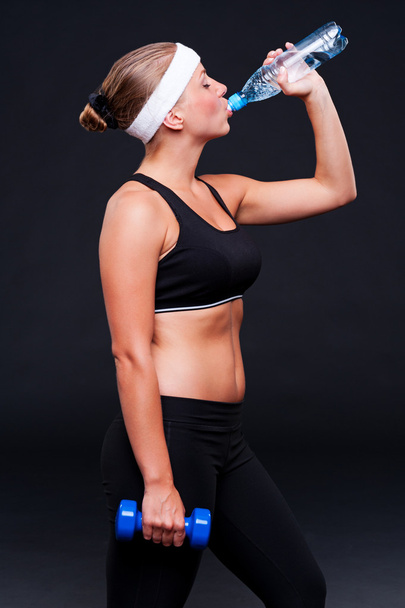 Deportiva mujer agua potable
 - Foto, imagen