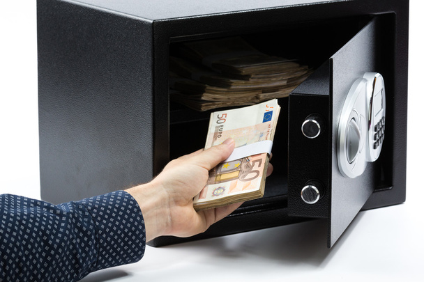 Αρσενική χέρι κρατώντας τραπεζογραμματίων ευρώ σε θυρίδα ασφαλείας - Φωτογραφία, εικόνα