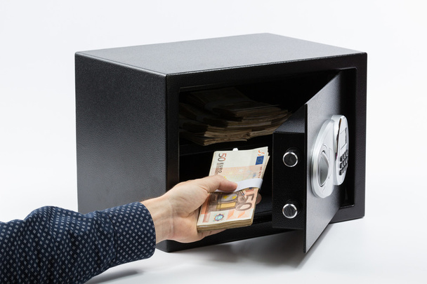 Erkek el Euro banknot bir kasada tutuyor - Fotoğraf, Görsel