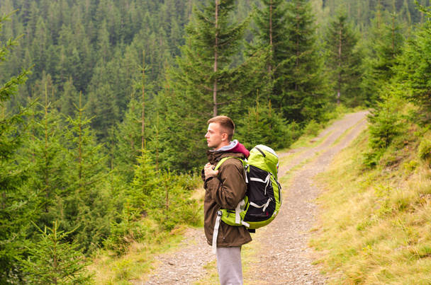 Ulkona muotokuva nuori mies vaellus vuorilla, hymyillen onnellinen muotokuva turisti male.extreme urheilu, urheiluvälineet, matkalaukku, valkoihoinen mies patikoija kävely metsässä
. - Valokuva, kuva