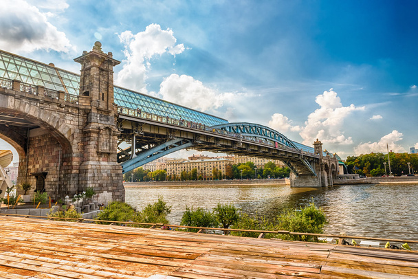 Vue sur le pont piétonnier Pushkinsky dans le centre de Moscou, en Russie
 - Photo, image