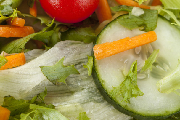 Close-up de uma salada de cenoura e pepino
 - Foto, Imagem