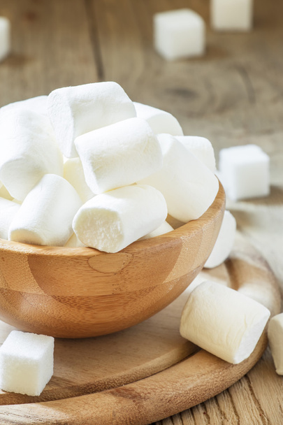 Grote marshmallows in kom - Foto, afbeelding