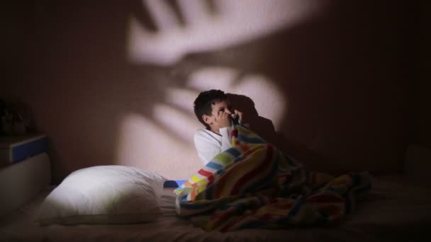 A fiú félek szellemek éjszaka. rémálmok a gyermek - Felvétel, videó