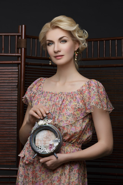 Vintage saat ile güzel kız - Fotoğraf, Görsel